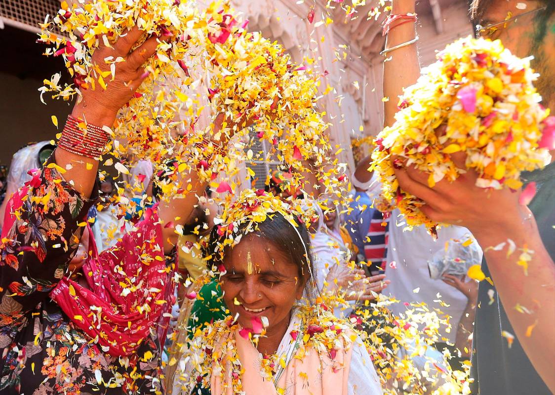 Durante el festival, las personas se arrojan polvos y aguas coloreadas de manera amistosa. Foto: Getty Está celebración una de la más colorida del mundo se realiza en todos los rincones de la India en ella se mezclan todo tipo de personas sin importar la clase social en un ambiente de alegría