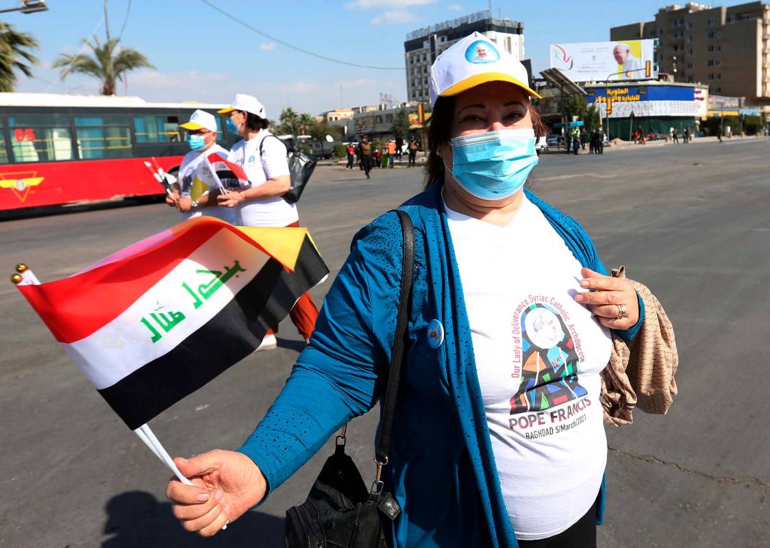 La gente en las calles de Bagdad esperó el pasó de el Papa Francisco. Foto: Efe