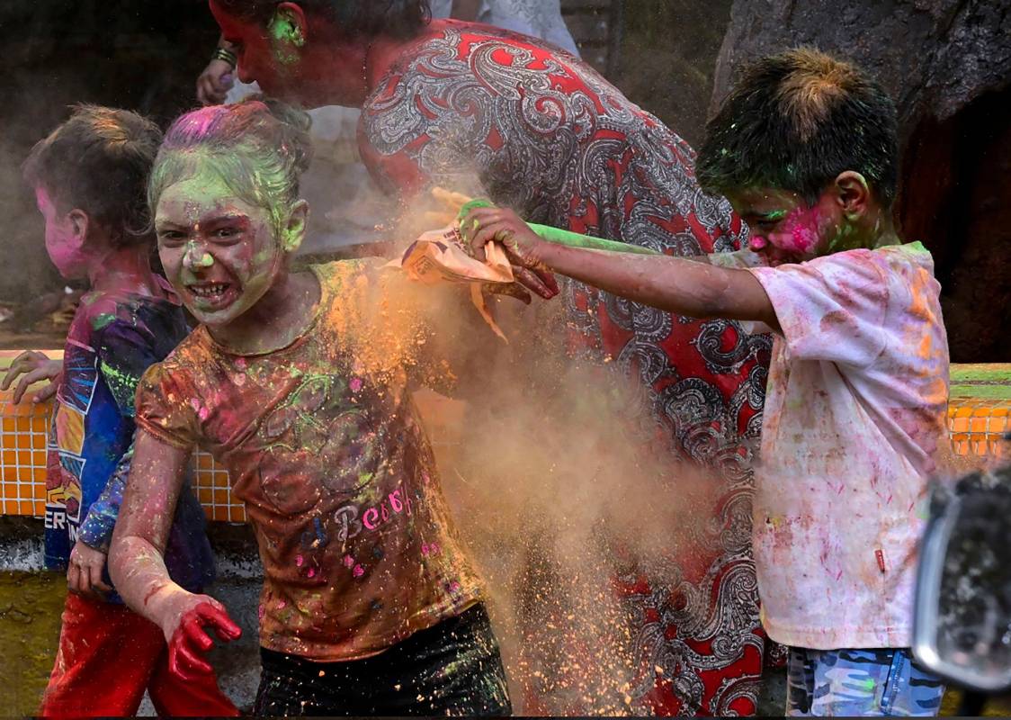  En las calles y los patios se organizan “batallas” donde los participantes se lanzan polvos de colores y agua teñida, algo que simboliza la felicidad. Foto: Getty