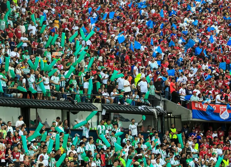 Pese a los antecedentes recientes, ambas hinchadas han disfrutado de muchos clásicos en paz, y a eso se le apuesta en el clásico del sábado. FOTO CAMILO SUÁREZ