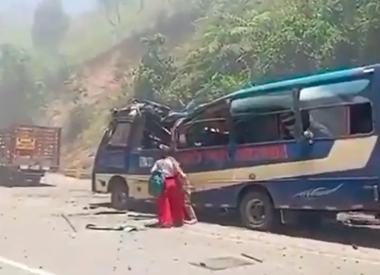 La bomba de la vía Panamericana, en inmediaciones de Cajibío (Cauca), dejó 20 muertos. IMAGEN TOMADA DE VIDEO.