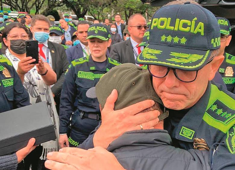 El general Jorge Luis Vargas, director de la Policía, rindió un homenaje a sus uniformados caídos por las balas del plan pistola. Este viernes, en Bogotá, sollozó abrazando a familiares. FOTO Cortesía