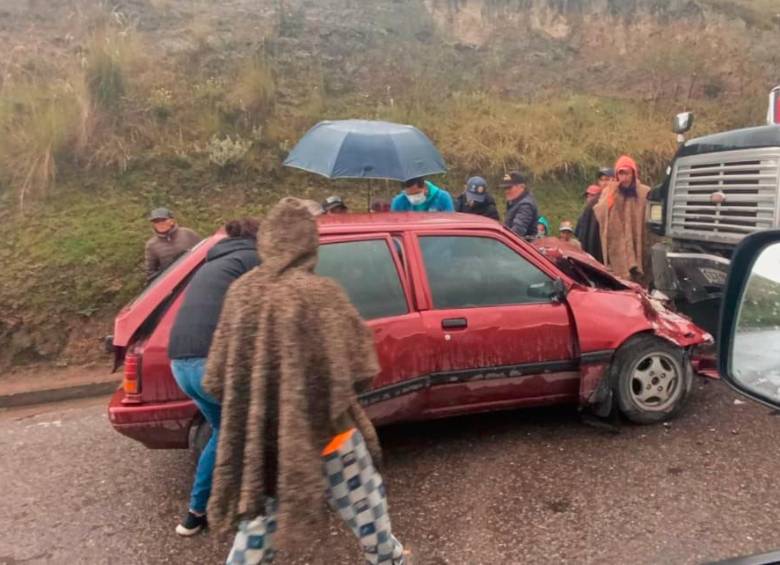 Así quedó el vehículo en el que se movilizaba el padre de Nairo. FOTO @boyacasietedias