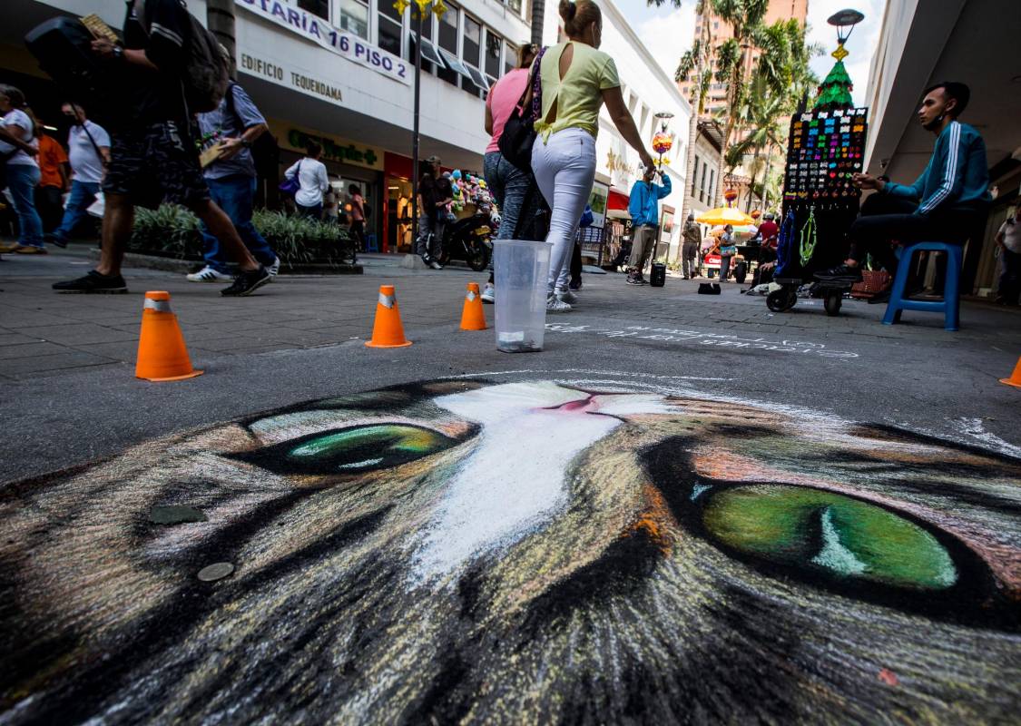 Las pinturas llegan a medir hasta un metro de ancho por uno de largo, se demoran para pintarlas hasta ocho horas. Foto Julio César Herrera