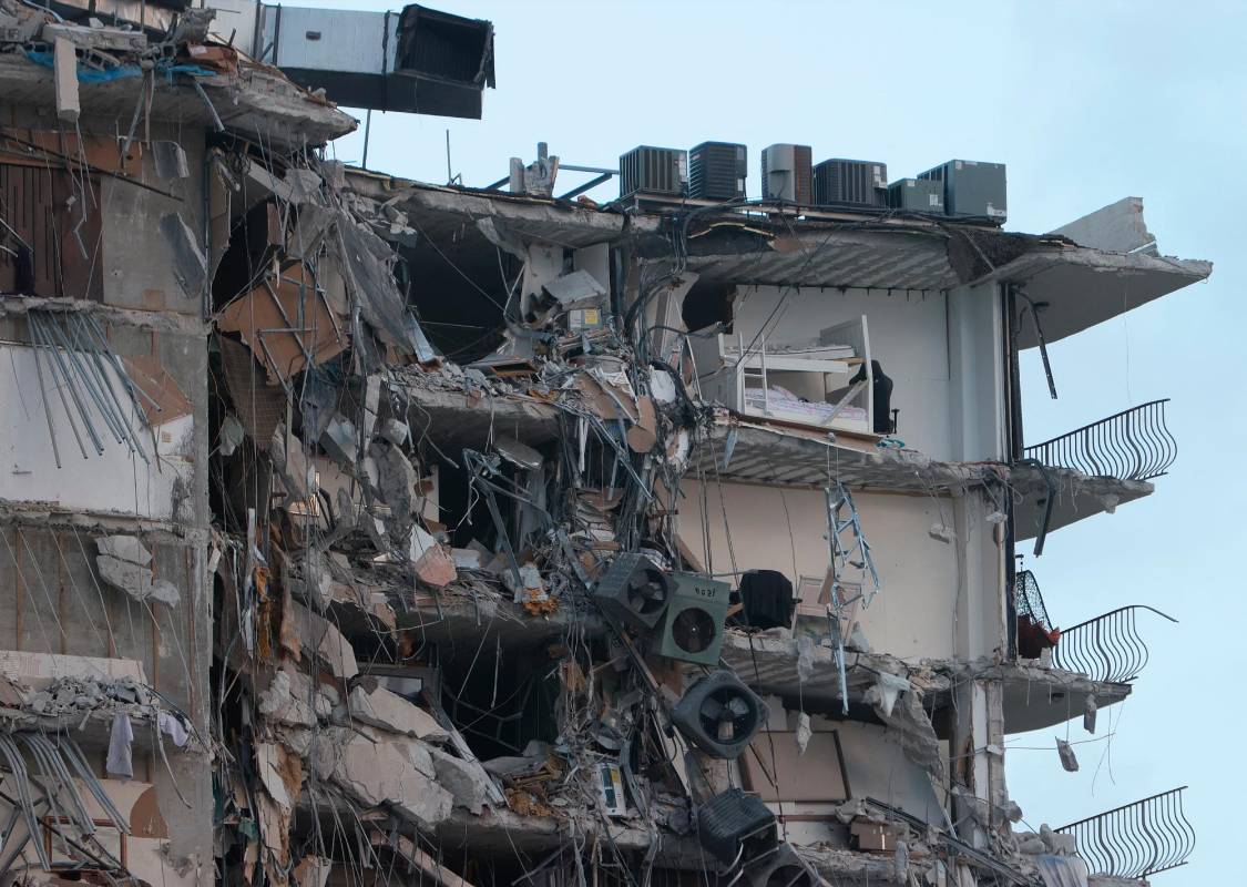 Los organismos de rescate trabajan intensamente en la búsqueda de personas que quedaron atrapadas. Foto AFP