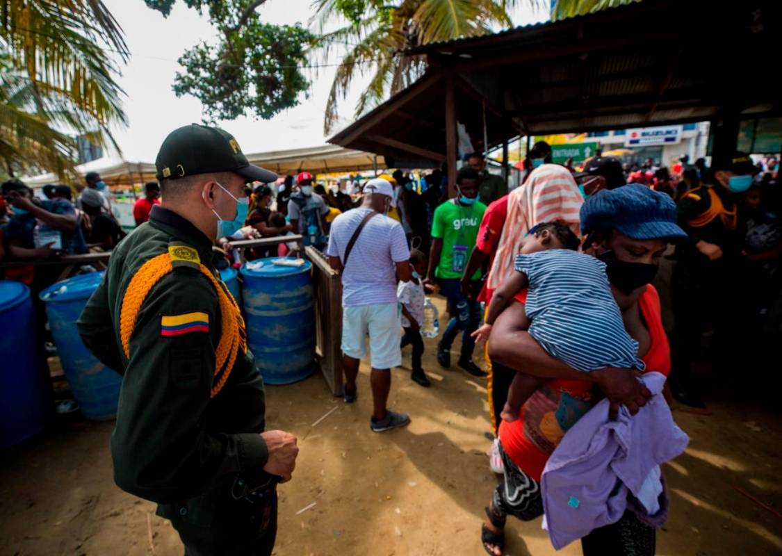 Las autoridades hacen presencia en el municipio para ayudar a los migrantes. Foto: Camilo Suárez