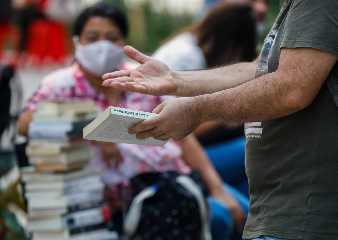 De boca de los venteros salen palabras aciagas, que anuncian tiempos de crisis: pandemia, cierre, contagios. Y la pesadilla, dicen, está todavía lejos de terminar. Foto: Manuel Saldarriaga Quintero.