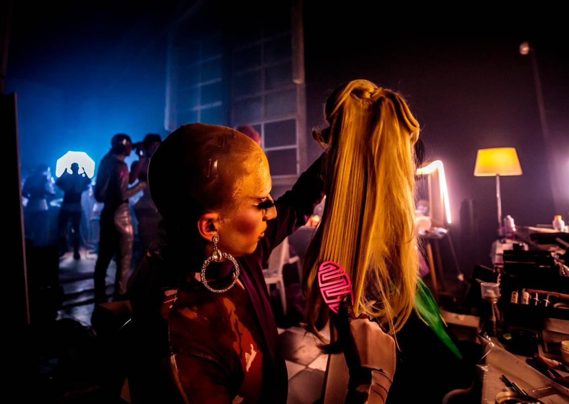 Las pelucas, todas con estilos, colores y cortes diferentes, son parte esencial de look de toda artista drag. Foto: Camilo Suárez Echeverry