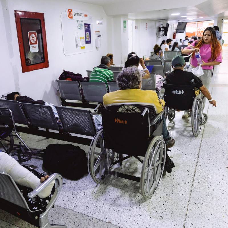 Pacientes acostados en sillas metálicas o tirados en el suelo hacen parte del paisaje en los hospitales de Medellín este mes. FOTO Camilo Suárez