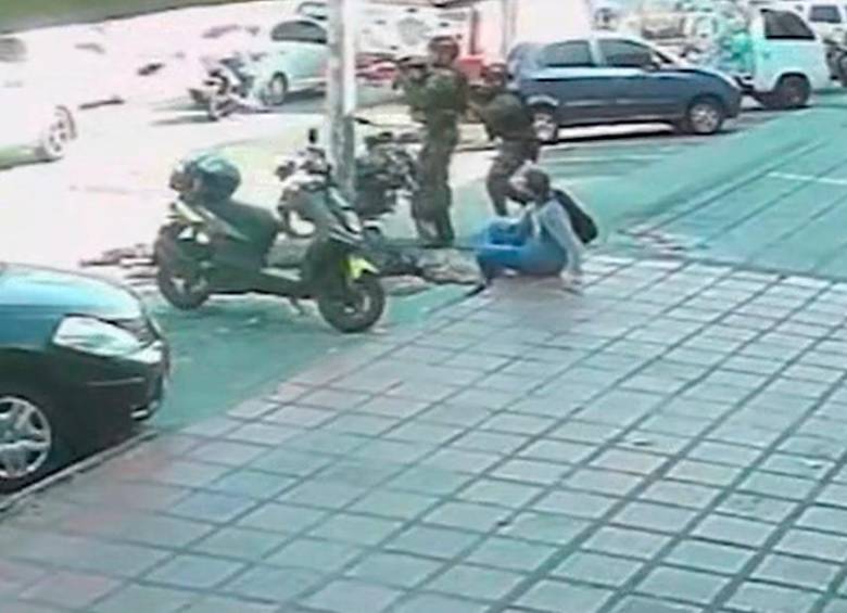 Los militares reaccionaron apenas escucharon el ataque de los sicarios, en plena vía de Barranquilla. IMAGEN TOMADA DE VIDEO.