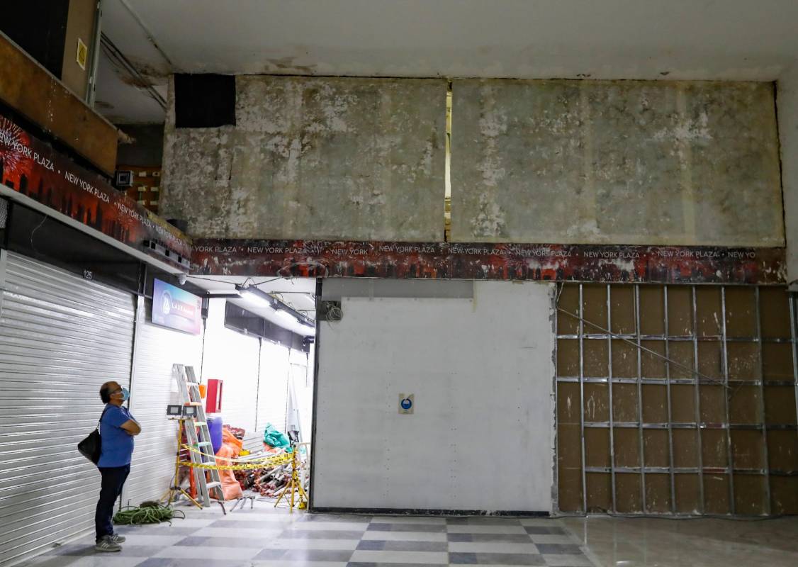 Con personal altamente calificado, se dio inicio al traslado de la obra al Museo de Antioquia. Foto Manuel Saldarriaga Quintero.