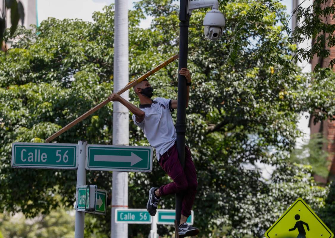 Los manifestantes vandalizaron las cámaras de seguridad. FOTO: Manuel Saldarriaga