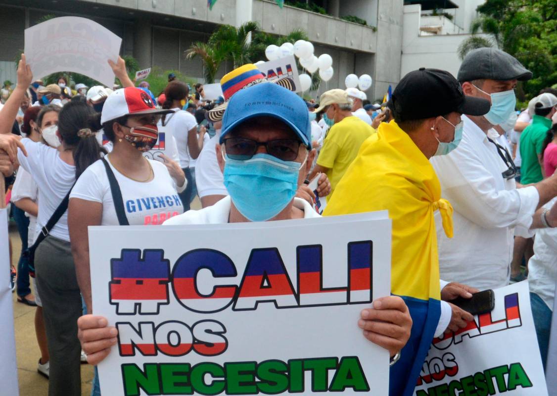 La marcha llegó a ritmo de arengas hasta la Plazoleta Jairo Varela, frente al Centro Administrativo Municipal. Foto José Luis Guzmán, El País de Cali 