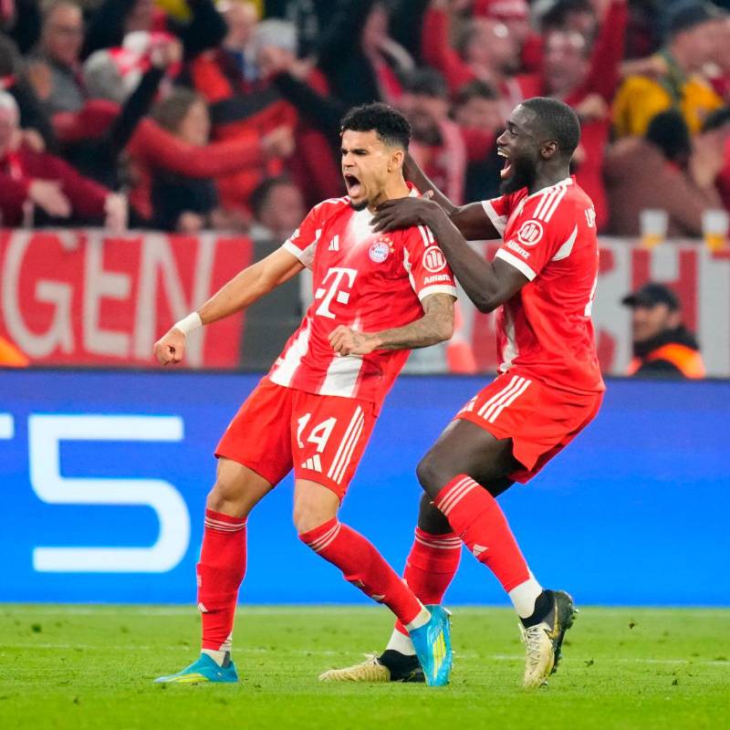 Luis Díaz celebra junto a Dayot Upamecano el gol que le dio la tranquilidad al Bayern Múnich ante el Real Madrid en los cuartos de final de la Champions League, en el Allianz Arena. FOTO GETTY