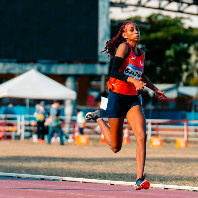 La colombiana Angie Nicoll Mejía durante su competencia, en los 100 metros T38, en la que ganó el oro para el país. FOTO CORTESIA Fecolparaatletismo