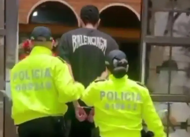 El hombre fue detenido en el Distrito de Medellín. FOTO: imagen tomada de redes.