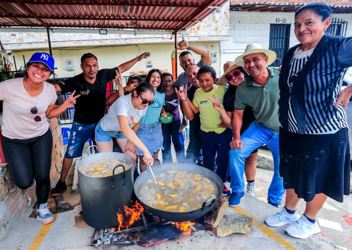Las inmensas ollas permiten cocinar alimentos para “dar y convidar”, como reza el adagio popular. Foto Jaime Pérez