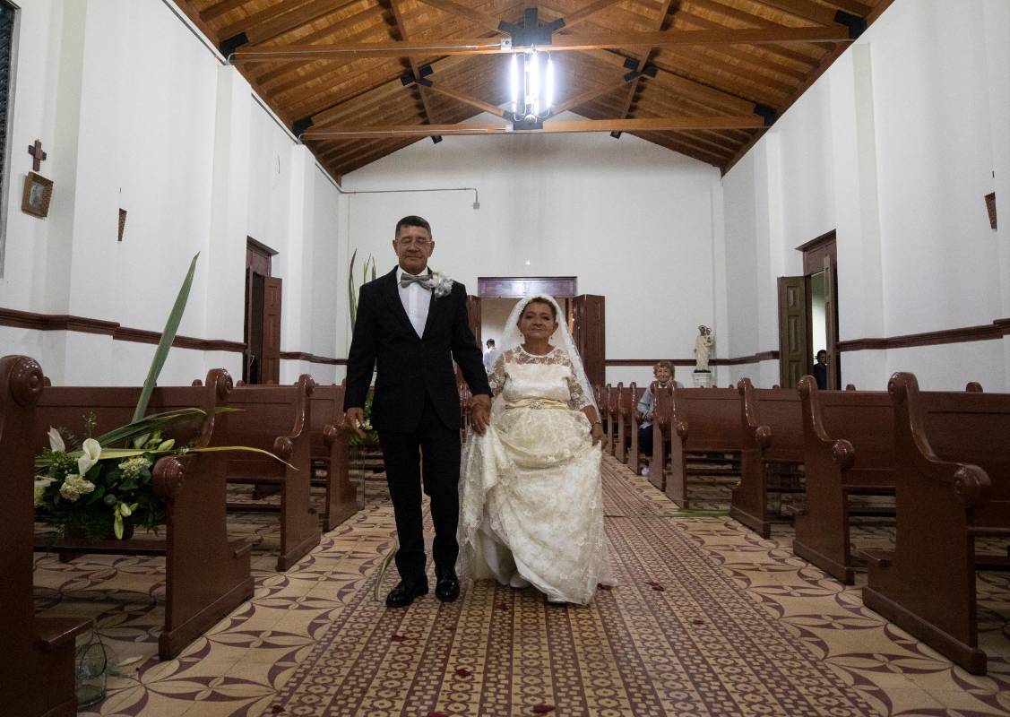 Con un beso junto al altar, Berta Tulía Posada y Héctor de Jesús Hernández sellaron el cumplimiento de una promesa: quererse hasta que las muerte los separe. Foto: Camilo Suárez.