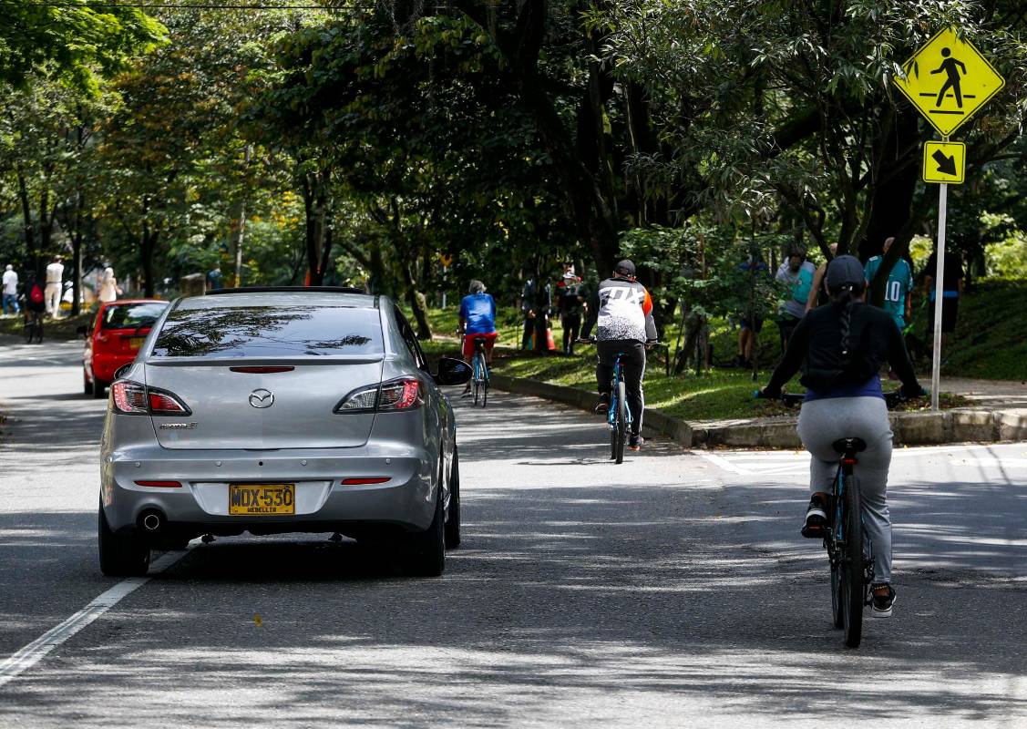 A pesar de estar suspendidas las ciclovías por el Inder Medellín, La gente salió hoy domingo a las calles en sus bicicletas exponiéndose a algunos carros que circulan. Foto: Manuel Saldarriaga Quintero.