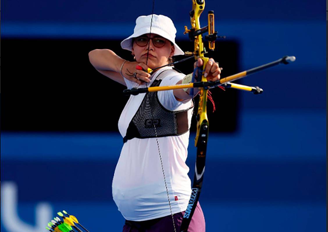 Yaylagul Ramazanova del equipo de Azerbaiyán, en avanzado estado de embarazo compite durante la prueba individual de tiro con arco femenino 1/16. Foto: GETTY