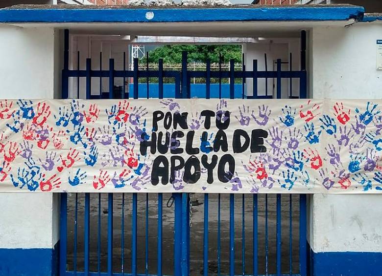 Los estudiantes colocaron varios carteles como este en el plantel. FOTO TOMADA DE REDES SOCIALES