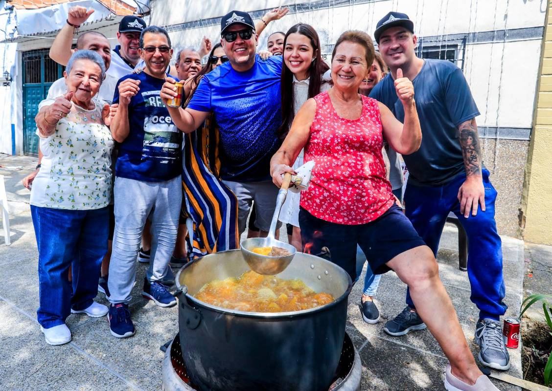 En barrios como La Toma, Manrique, Buenos aires, La Milagrosa y Aranjuez, entre otros, las familias preparan los alimentos en fogones improvisados que se ubican en plena calle. Foto Jaime Pérez