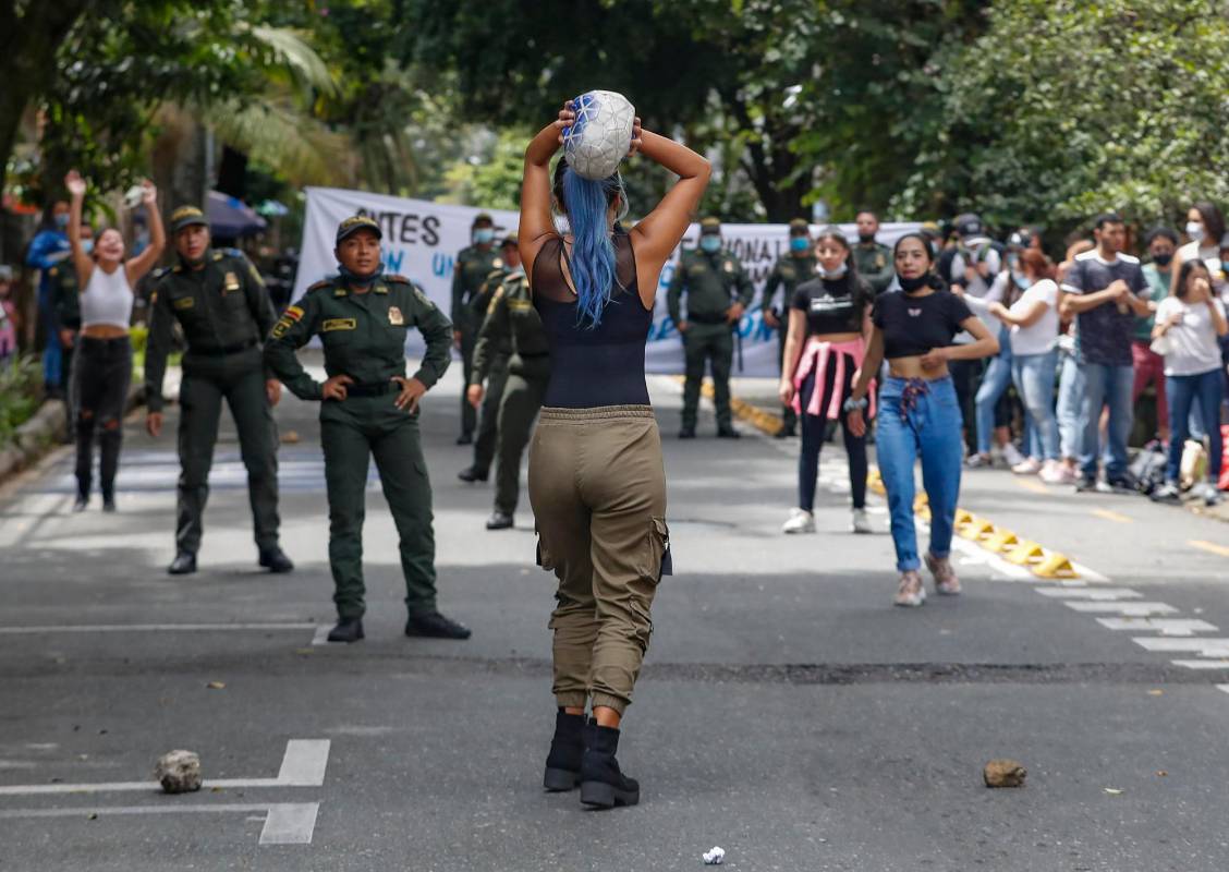 Estudiantes de la Universidad María Cano y y Patrulleras de la Policía Nacional jugaron un partido en medio de un plantón. Foto: Manuel Saldarriaga Quintero.