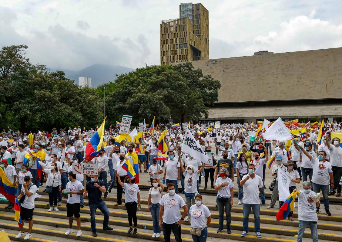 La movilización recorrió la avenida El Poblado para llegar al Parque de los Pies Descalzos, donde terminó sobre el mediodía. Foto: Manuel Saldarriaga Quintero.