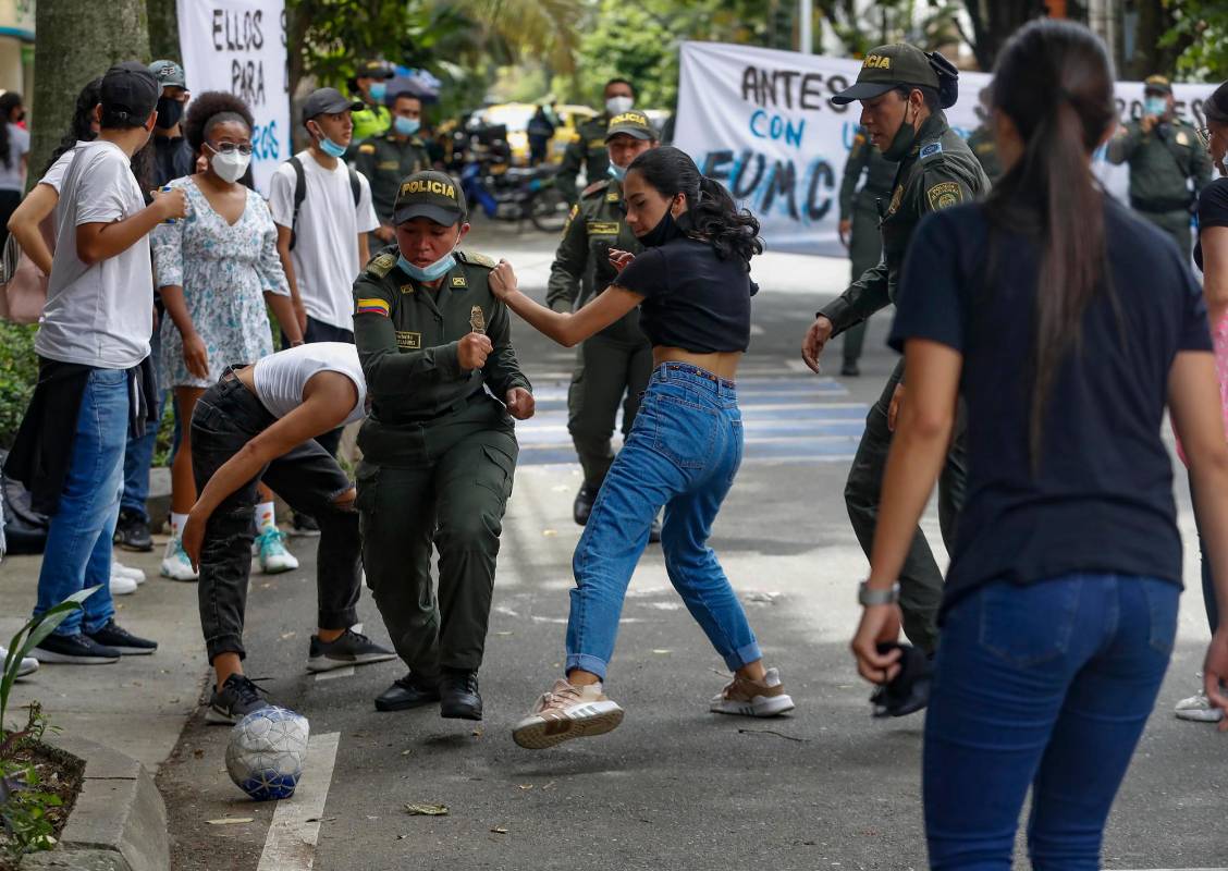A pesar de que el balón estaba un poco desinflado no fue impedimento para el desarrollo del partido: Foto: Manuel Saldarriaga Quintero