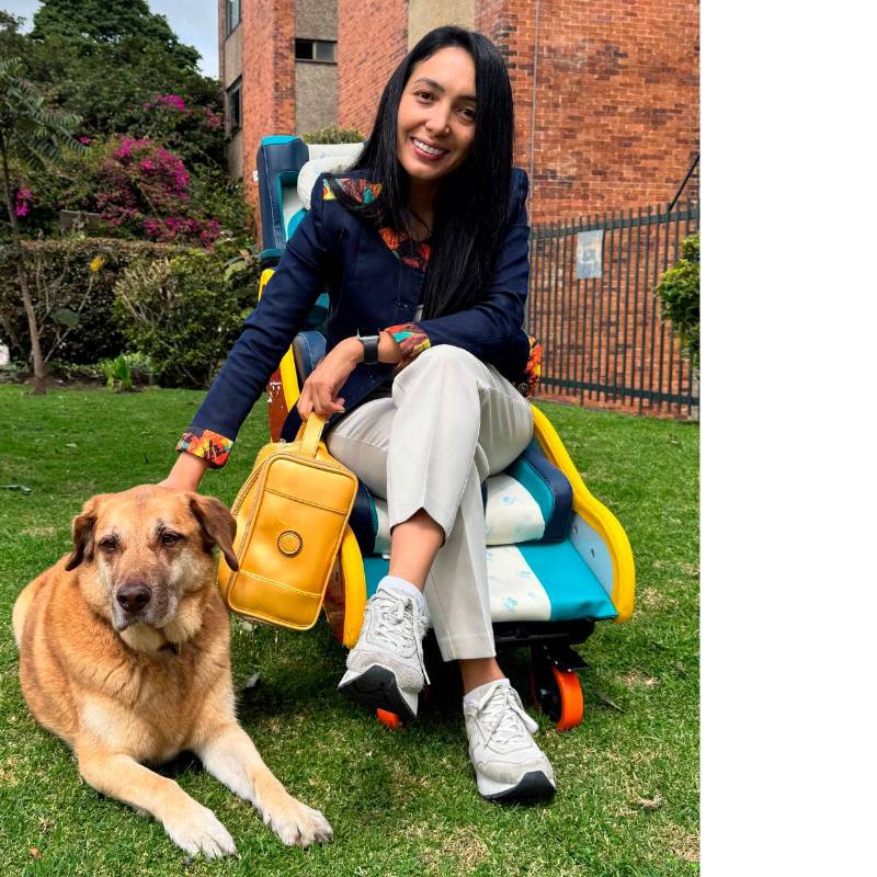 Leidy Cuestas junto a su producto, llamado GymSmile, en Bogotá. FOTO CORTESÍA NICOLÁS ZAMBRANO