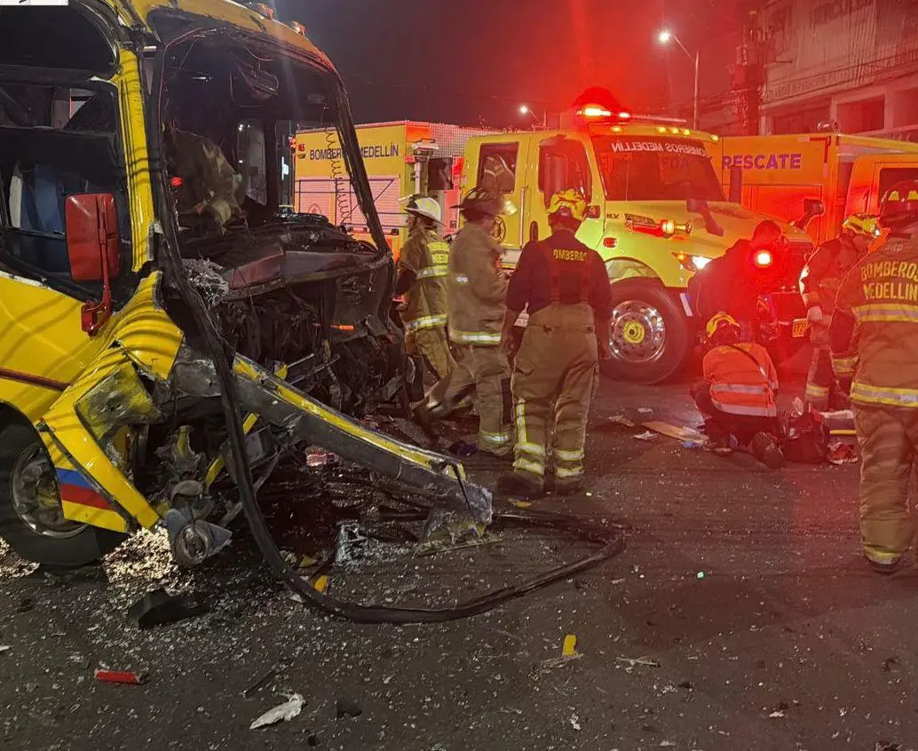 Aspecto de uno de los buses involucrados en el accidente ocurrido en el barrio Perpetuo Socorro. FOTO: Cortesía Alcaldía de Medellín