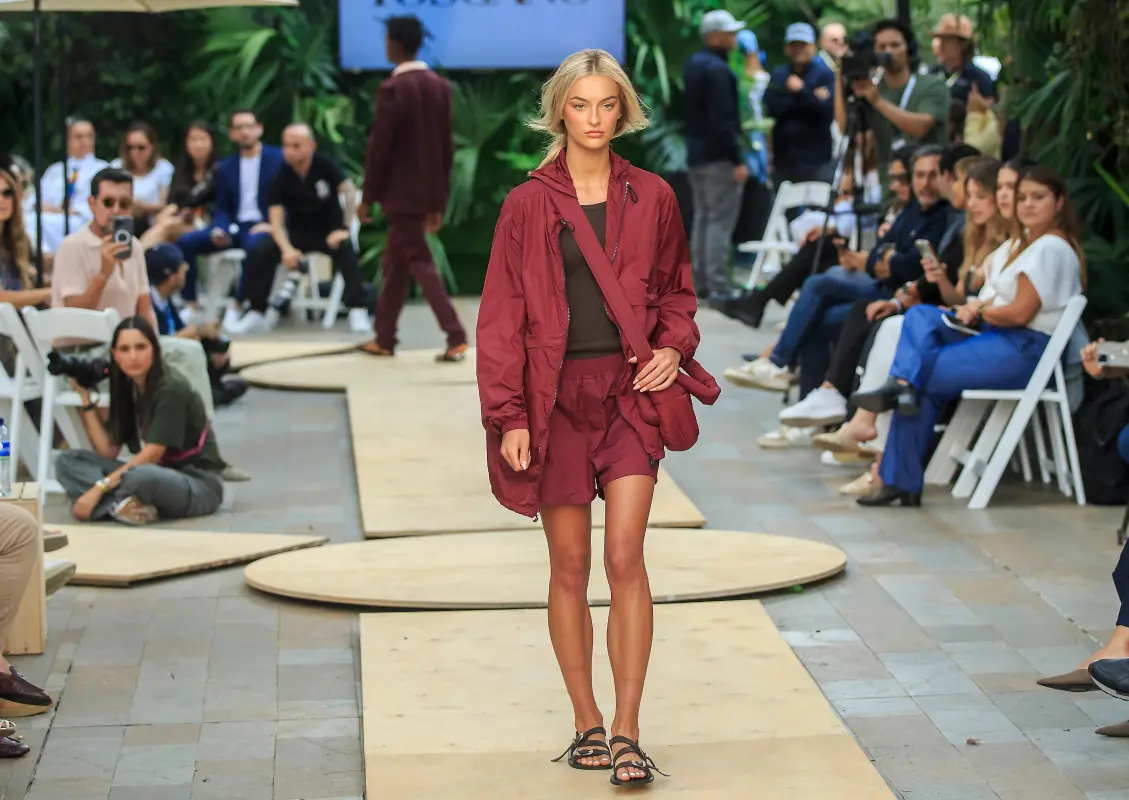 La idea de Toscano es concientizar a la gente a través de las prendas de vestir para no seguir contaminando más, transformar el entorno a través de la moda sostenible y de la moda circular. FOTO Camilo Suárez