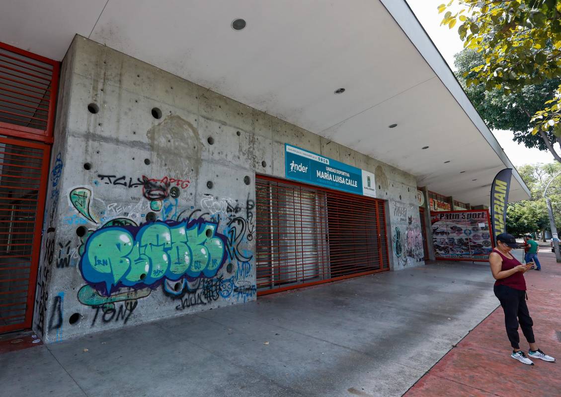 La fachada de la unidad está rayada y repletas de graffitis. Foto: MANUEL SALDARRIAGA QUINTERO.