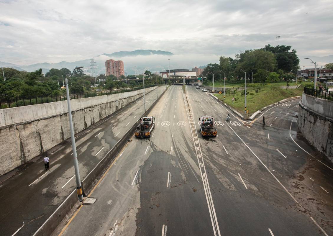 La situación más compleja que ocurrió con el río Medellín se dio luego de que este se desbordara a la altura de La Macarena y sus aguas inundaran el soterrado de Parques del Río en los dos sentidos. Foto: Camilo Suárez