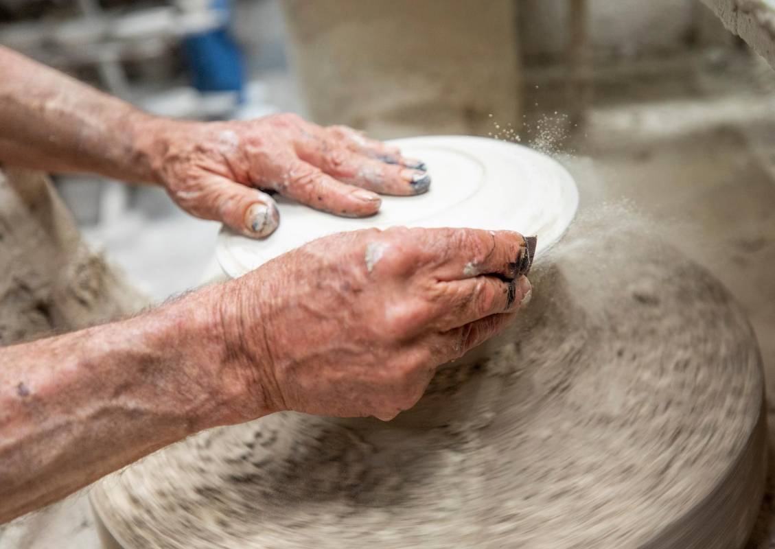 El pulido es una parte fundamental en el proceso de la cerámica. Foto: Camilo Suárez