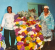 Hersilia Grisales, junto a su madre, Isabel Atehortúa, dos pioneras del tradicional Desfile de Silleteros. Foto: archivo familiar.