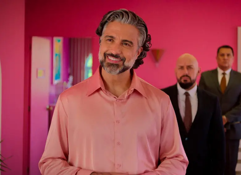 Jaime Camil en su papel en la serie Acapulco. FOTO Cortesía Apple TV+