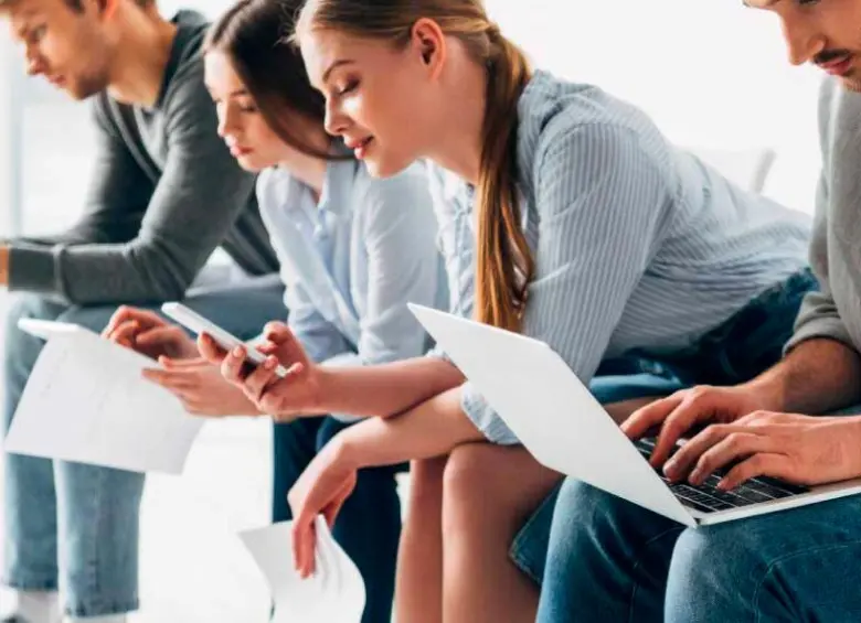 Personas aplicando a las vacantes disponibles en Magneto. FOTO: GETTY