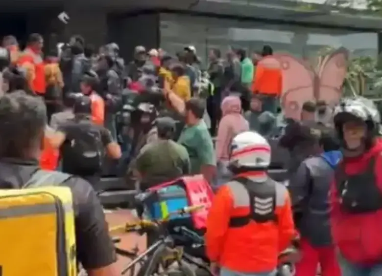 Domiciliarios de Rappi protestaron frente a la sede de la empresa para exigir el cese de los bloqueos masivos en sus cuentas. Los trabajadores piden a la plataforma, que opera en el país desde 2015, mayor transparencia y garantías justas para continuar laborando. FOTO: Tomada de video.