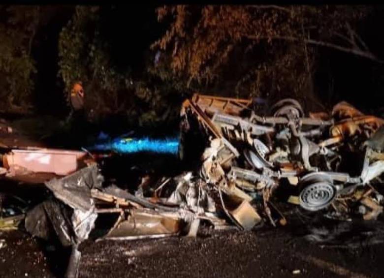 La colisión fue tan violenta que provocó el incendio de la ambulancia y desplazó el bus varios metros del punto de impacto. Foto: Cortesía