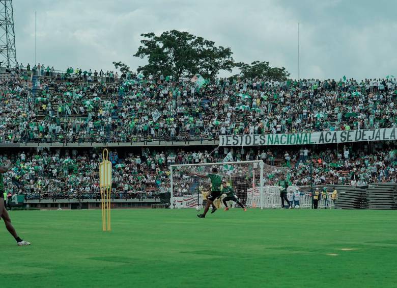 El equipo realizó un entrenamiento en el Atanasio Girardot y permitió el ingreso de los hinchas que llegaron en gran número. FOTO TOMADA @ATLETICO NACIONAL 