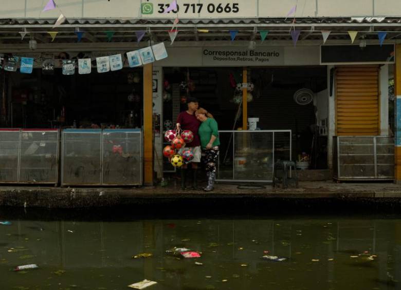 Calixto y su esposa en la Papelería Calixto, perdieron su inversión debido a las inundaciones. Foto: Cortesía.