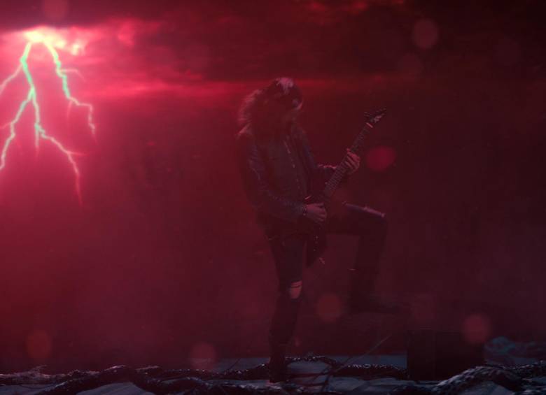 Joseph Quinn como Eddie Munson en la famosa escena en que suena Master of Puppets de Metallica. FOTO Cortesía Stranger Things