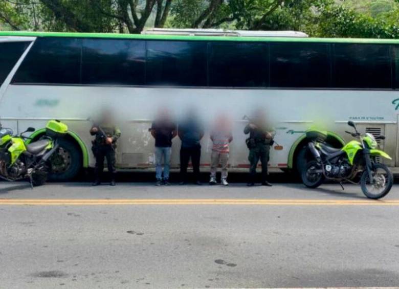 Los tres capturados transportaban en un bus de turismo a los migrantes. FOTO: CORTESÍA