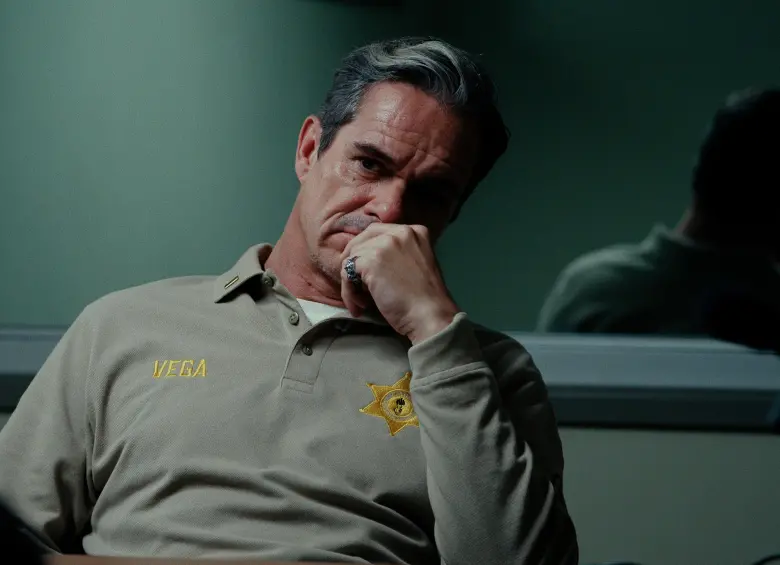 Tony Dalton en la segunda temporada de Sugar. FOTO Cortesía Apple TV
