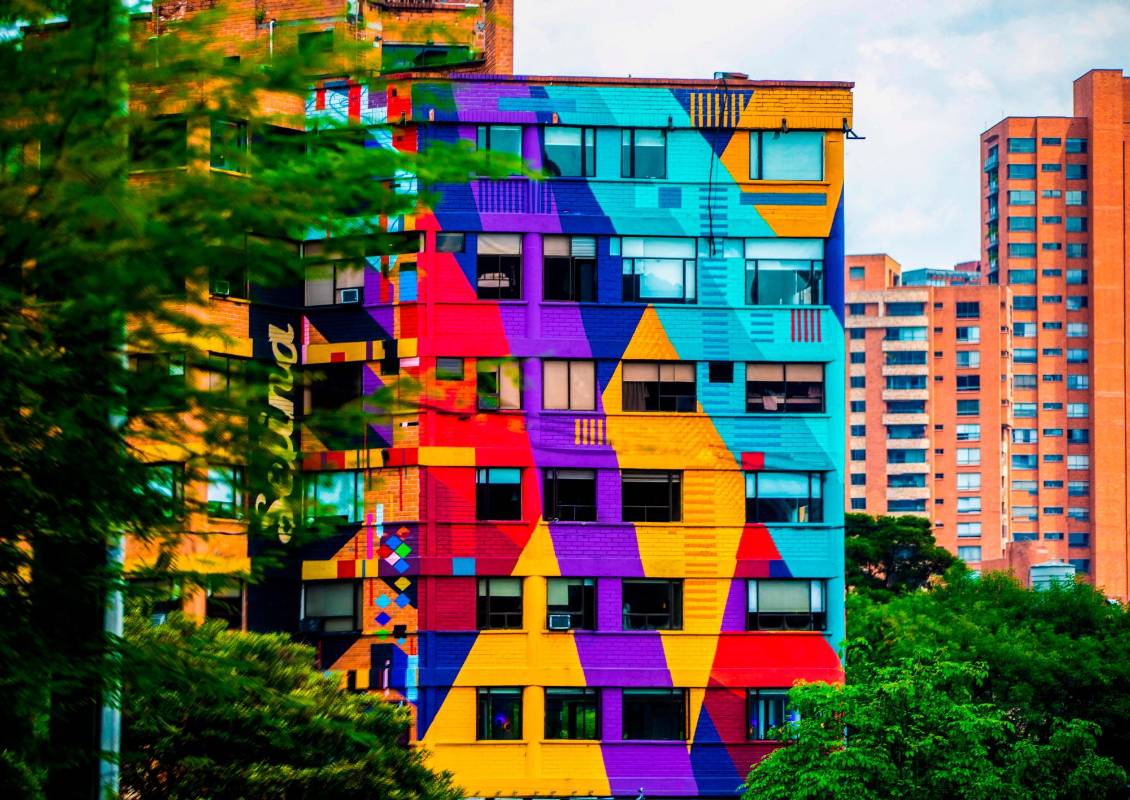 Entre los tantos edificios que se divisan en el barrio El Poblado de Medellín se destaca Selina por su fachada multicolor. Foto: Camilo Suárez Echeverry