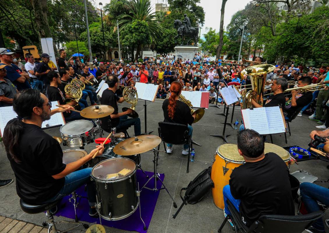Los músicos comenzaron a las once en punto, a la hora pactada, un recital que se extendió durante una hora exacta. Foto: MANUEL SALDARRIAGA QUINTERO.