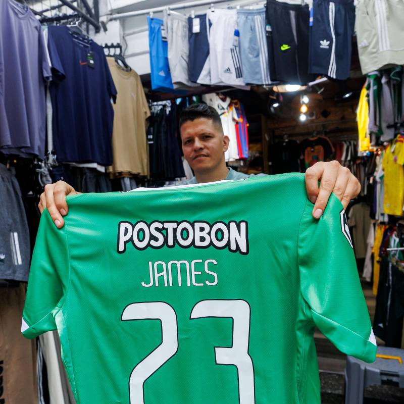 James Rodríguez fue presentado como nuevo jugador de Atlético Nacional y su llegada disparó la demanda de camisetas del club en Medellín. FOTO CAMILO SUÁREZ. 