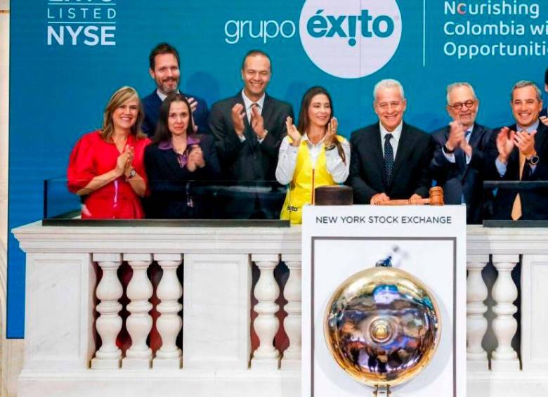 En septiembre de 2023, directivos de Grupo Éxito tocaron la icónica campana de la Bolsa de Nueva. FOTO cortesía 