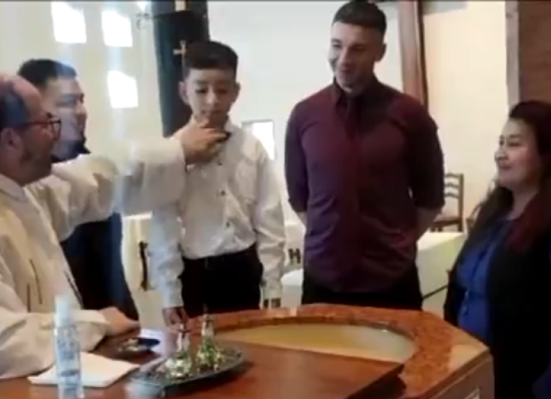 Ryan, durante su bautismo, responde que en vez de cristiano, quiere ser Messi, causando risas y convirtiéndose en el protagonista de un momento que rápidamente se volvió viral. Foto: redes sociales